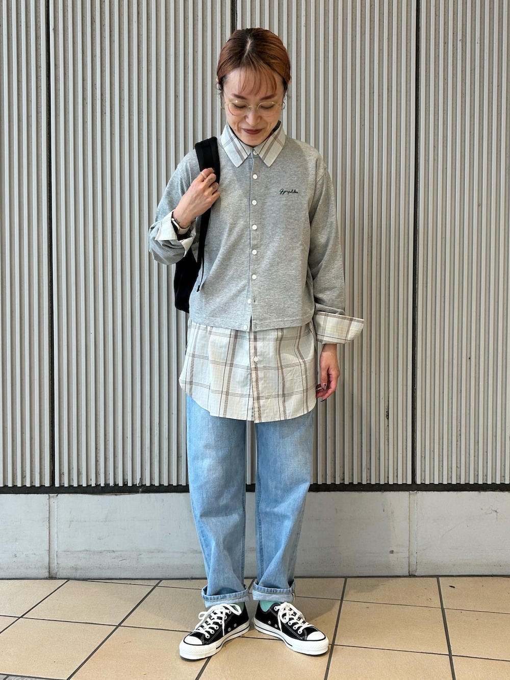 ブルー系のシャツ/ブラウス、グレー系のカーディガン/ボレロ、ブルー系のデニムパンツを着用したレディースの夏コーディネートの2枚目の写真