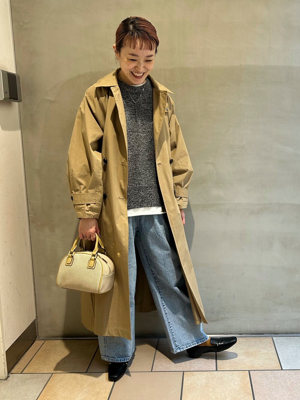 ベージュ系のその他アウター、グレー系のニット/セーター、ホワイト系のTシャツ/カットソーを着用したレディースの冬コーディネートの2枚目の写真