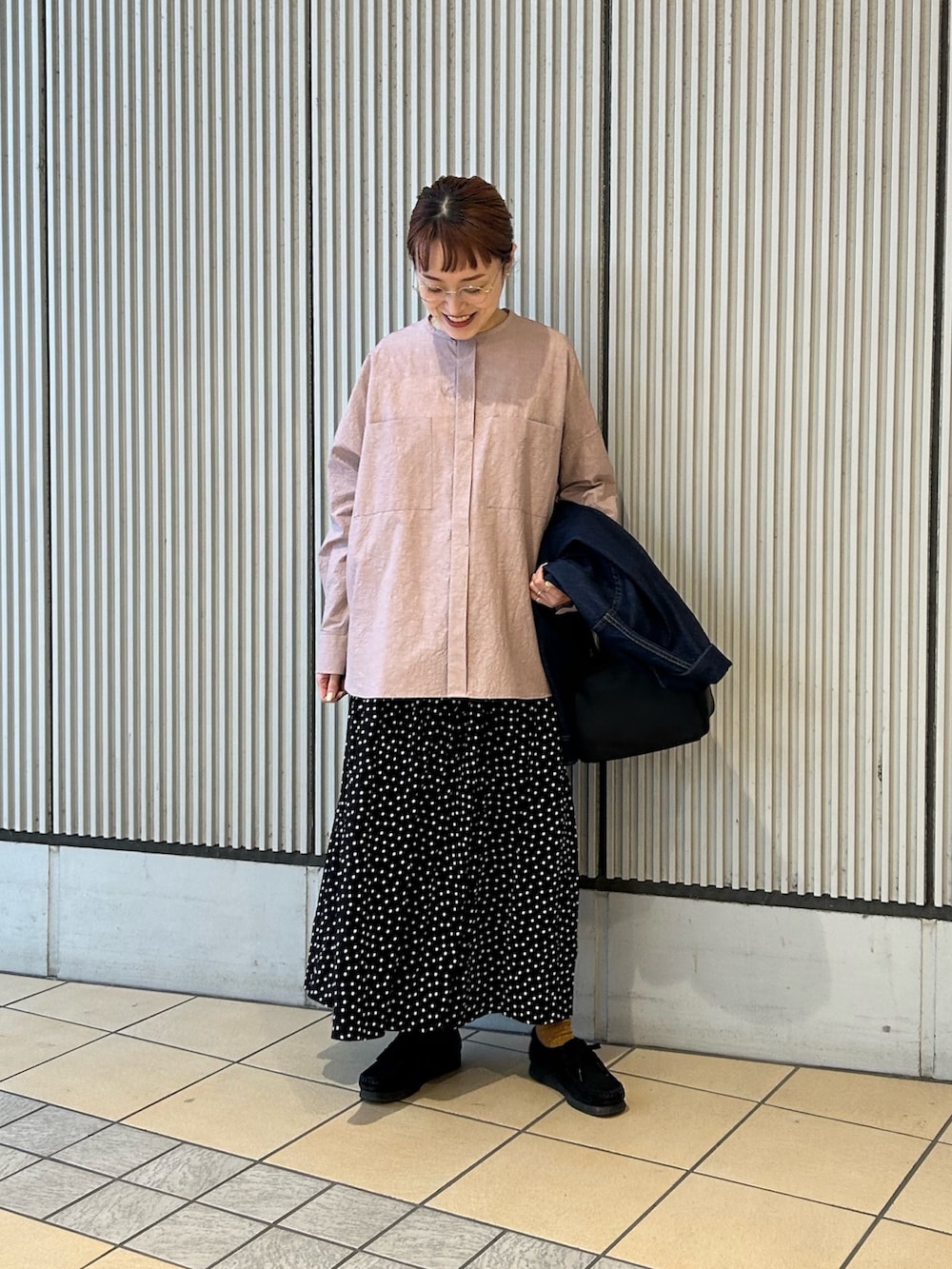 ブラック系のスカート、ブルー系のカバーオール、ピンク系のシャツ/ブラウスを着用したレディースの冬コーディネートの3枚目の写真