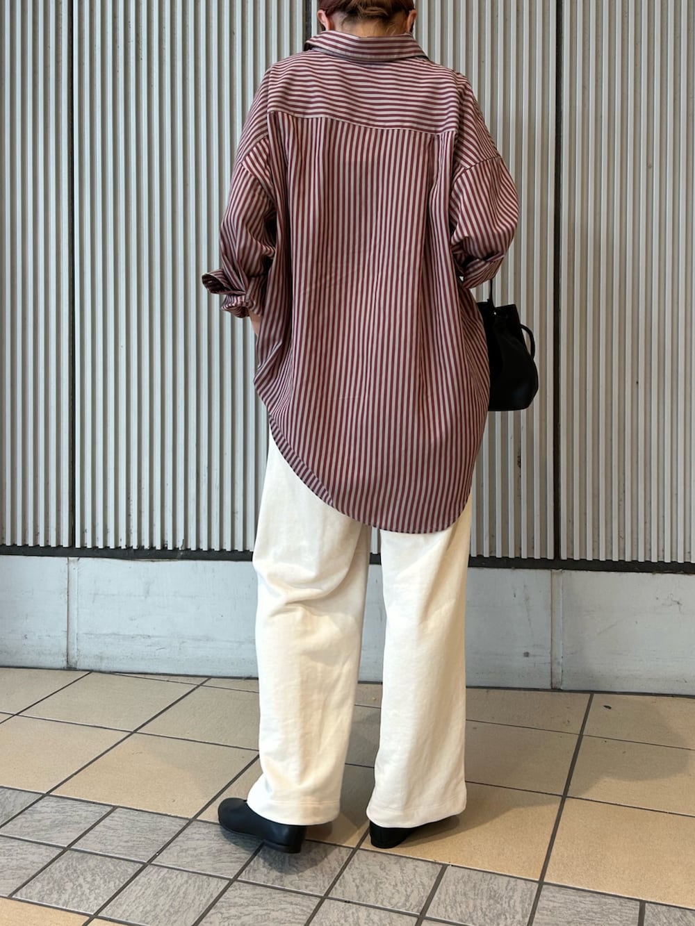 レッド系のシャツ/ブラウス、ホワイト系のその他パンツ、グレー系のTシャツ/カットソーを着用したレディースの夏コーディネートの3枚目の写真