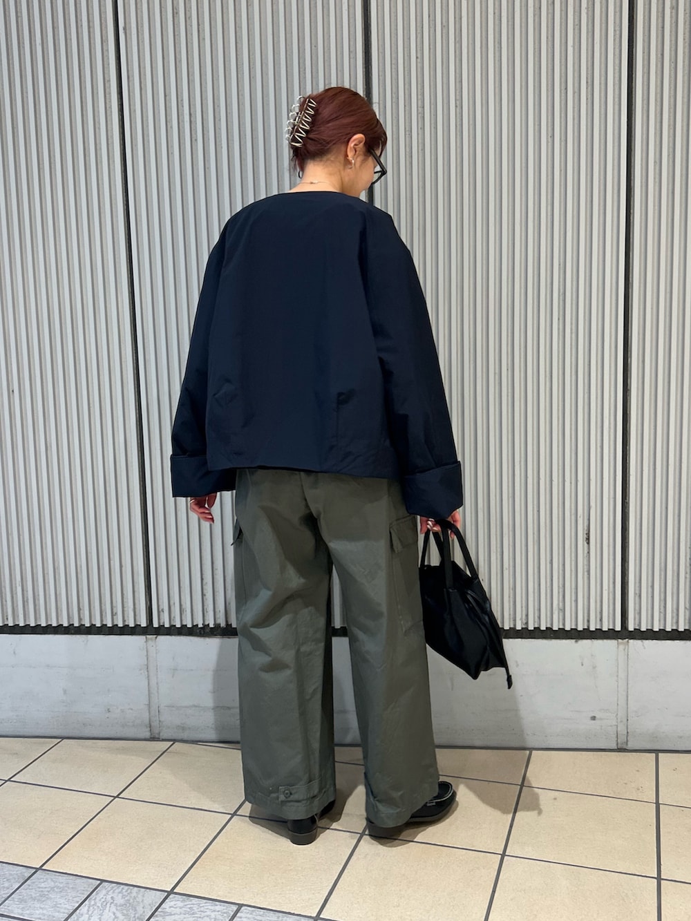 グリーン系のその他パンツ、ブルー系のその他アウター、ブラック系のニット/セーターを着用したレディースの冬コーディネートの2枚目の写真