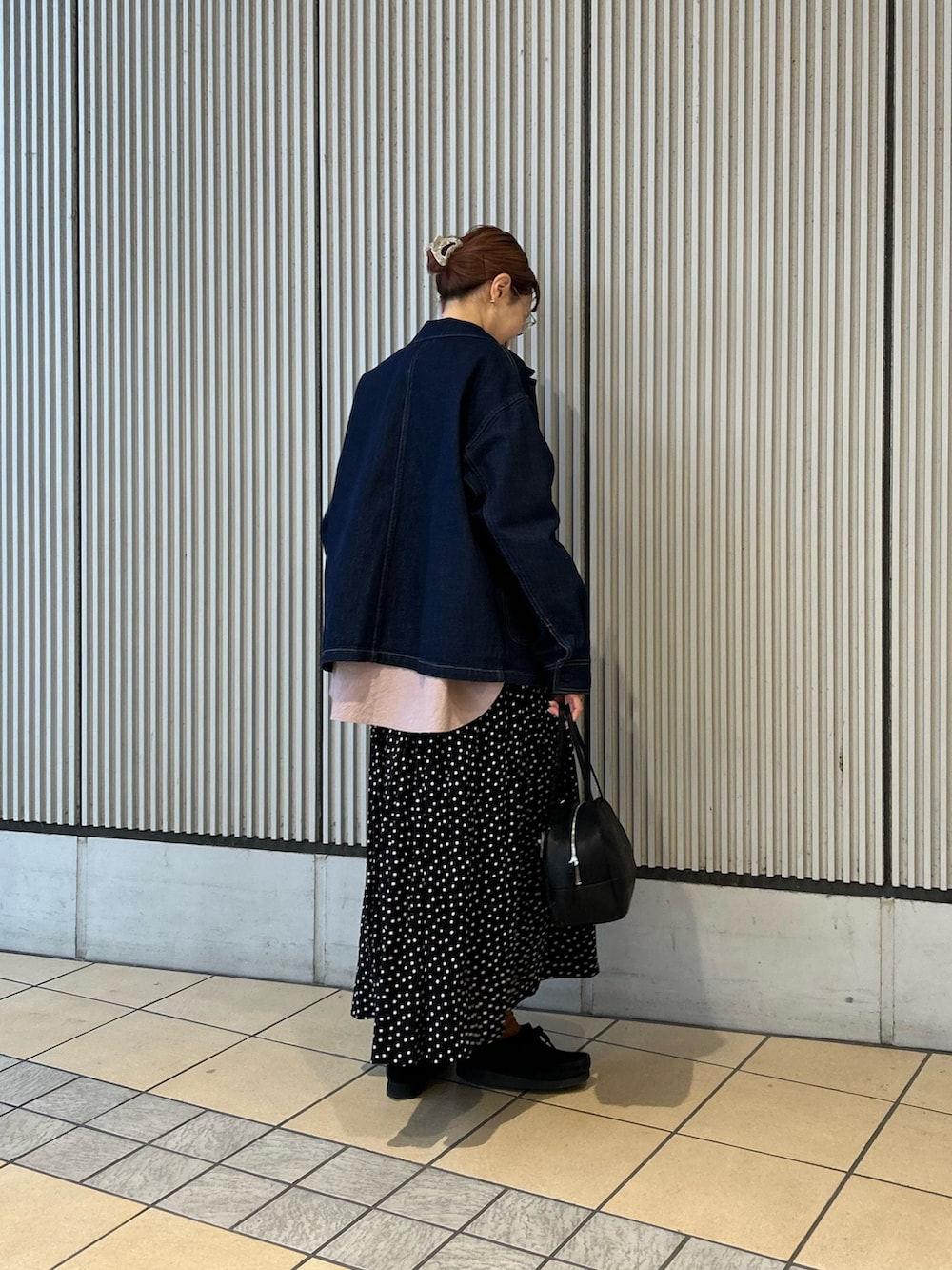 ブラック系のスカート、ブルー系のカバーオール、ピンク系のシャツ/ブラウスを着用したレディースの冬コーディネートの5枚目の写真