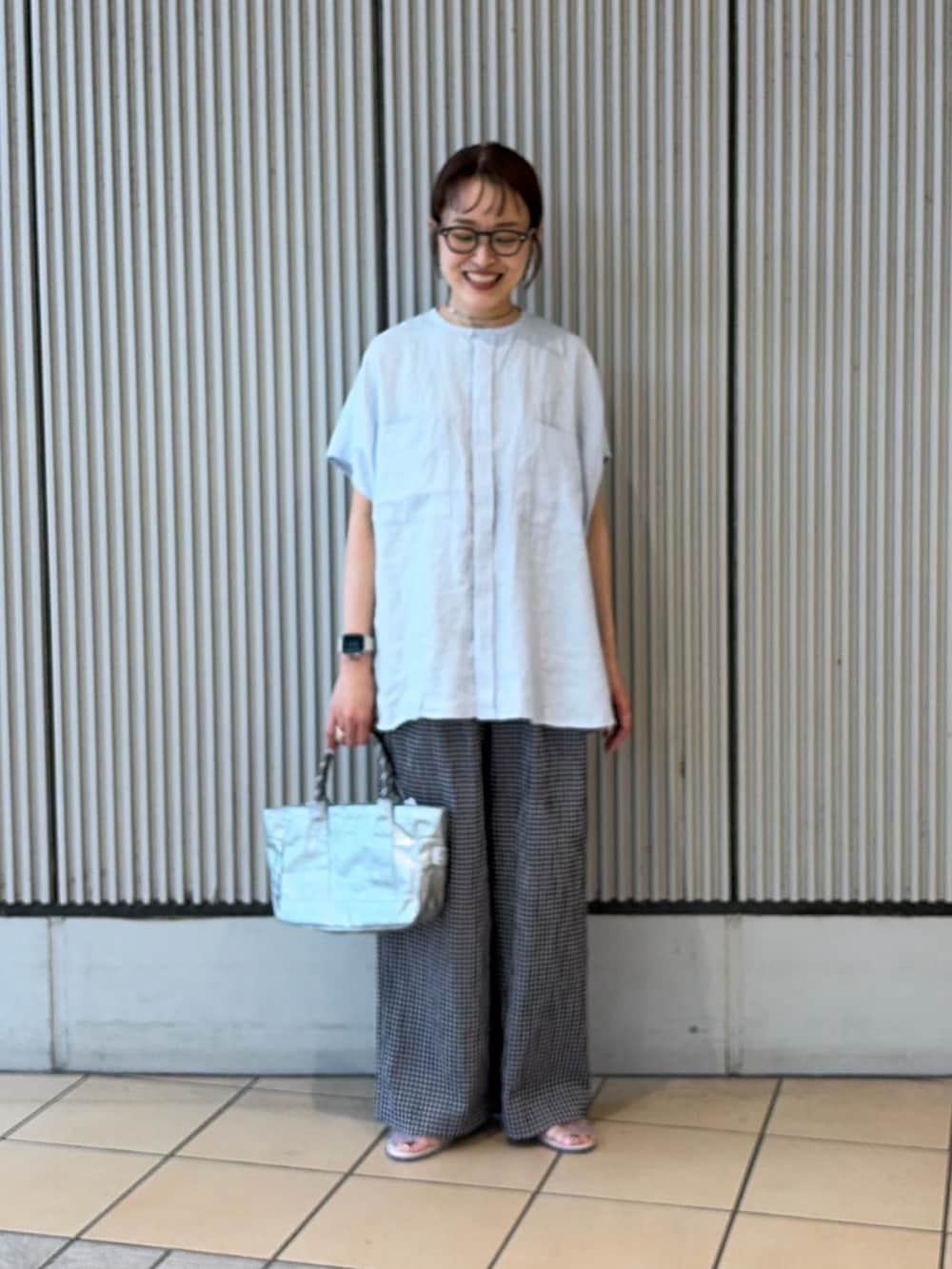 ブルー系のシャツ/ブラウス、ブラック系のその他パンツ、その他のサンダルを着用したレディースの夏コーディネートの4枚目の写真