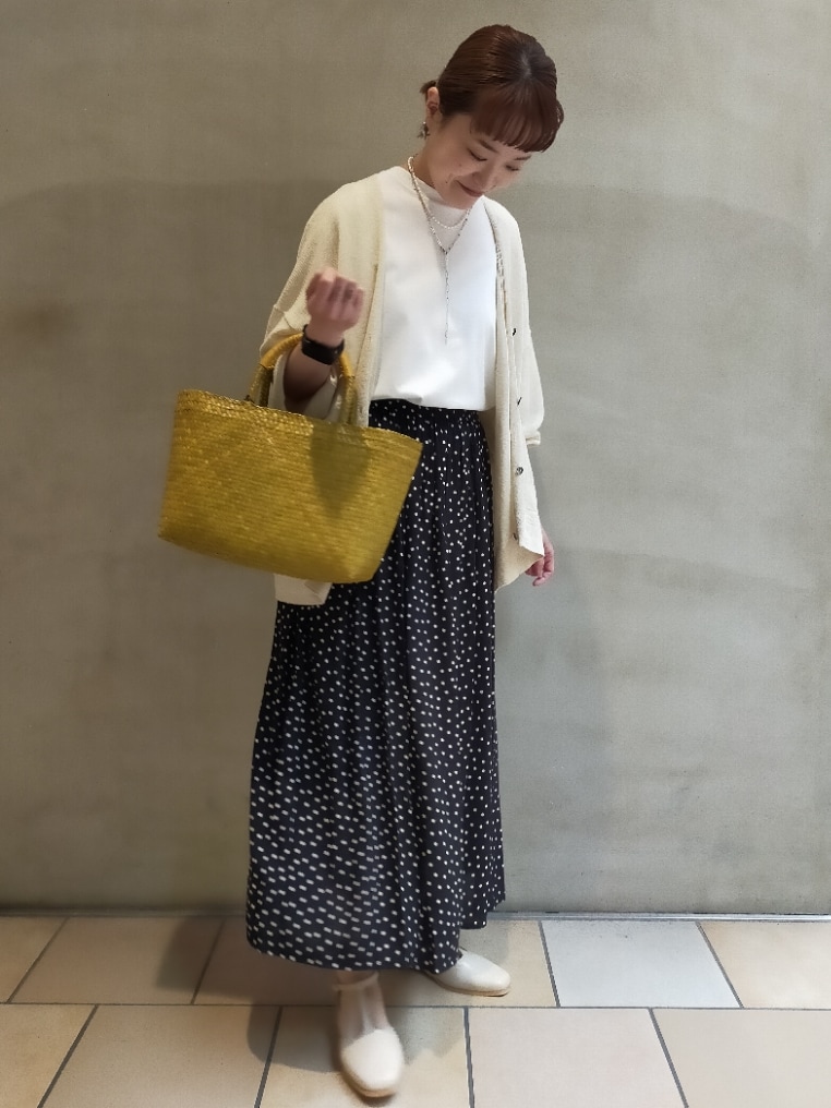 ベージュ系のカーディガン/ボレロ、ホワイト系のTシャツ/カットソー、ブラック系のスカートを着用したレディースの夏コーディネートの2枚目の写真