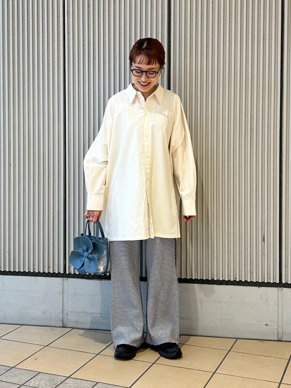 ホワイト系のシャツ/ブラウス、ブルー系のその他パンツ、ブルー系のハンドバッグを着用したレディースの冬コーディネートの4枚目の写真