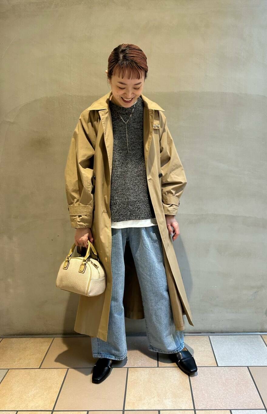 ブラック系のローファー、ホワイト系のTシャツ/カットソー、ブルー系のデニムパンツを着用したレディースの冬コーディネートの4枚目の写真