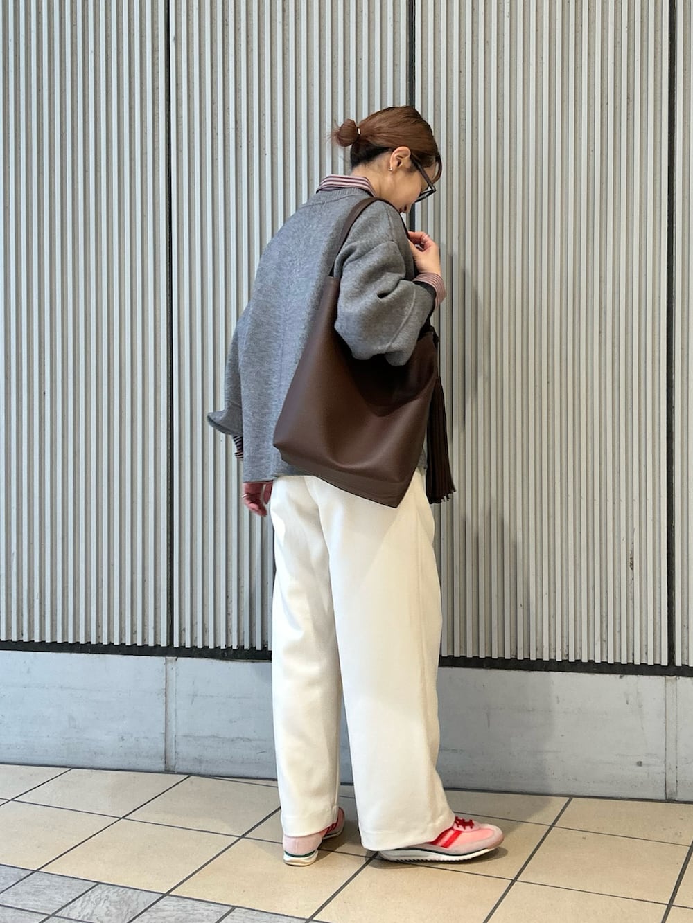 レッド系のシャツ/ブラウス、ホワイト系のその他パンツ、グレー系のニット/セーターを着用したレディースの冬コーディネートの2枚目の写真