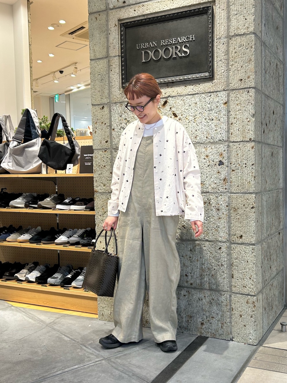 ベージュ系のサロペット/オーバーオール、ホワイト系のシャツ/ブラウス、ホワイト系のTシャツ/カットソーを着用したレディースの春コーディネートの3枚目の写真