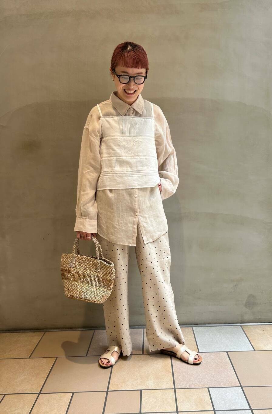 ベージュ系のその他パンツ、ホワイト系のキャミソール、ベージュ系のシャツ/ブラウスを着用したレディースの夏コーディネートの6枚目の写真