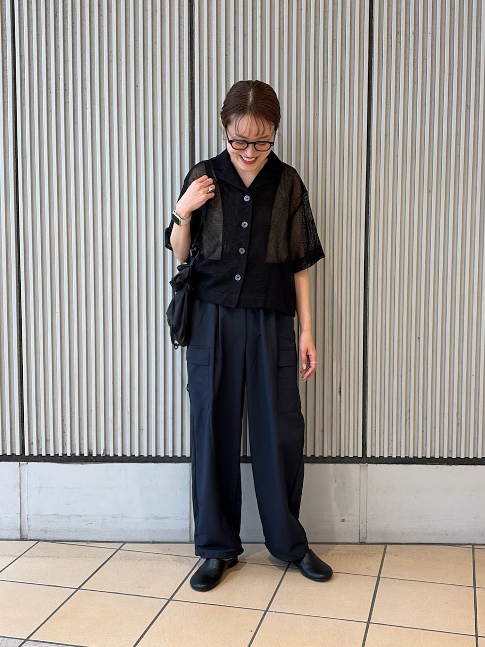 ブラック系のシャツ/ブラウス、グリーン系のタンクトップ、ブルー系のその他パンツを着用したレディースの夏コーディネートの2枚目の写真