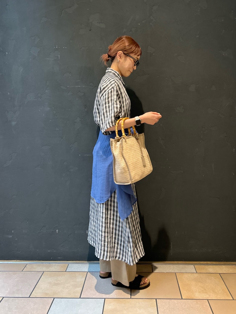 その他のワンピース、ベージュ系のその他パンツ、ベージュ系のショルダーバッグを着用したレディースの春コーディネートの2枚目の写真