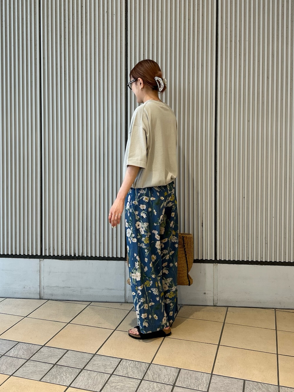 ブルー系のその他パンツ、ベージュ系のトートバッグ、ブラック系のサンダルを着用したレディースの春コーディネートの2枚目の写真