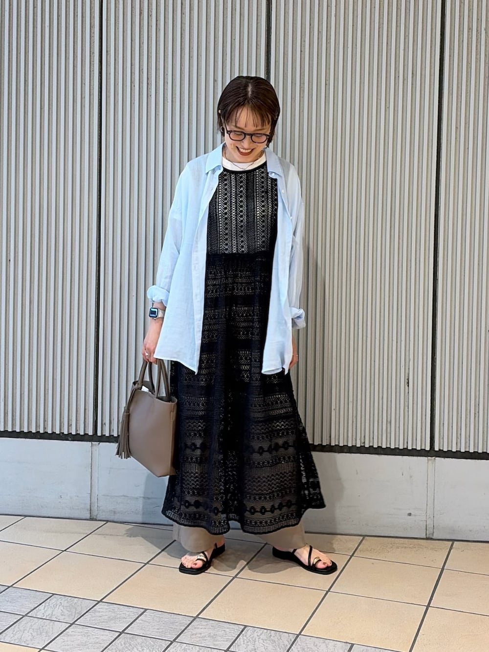 ブルー系のシャツ/ブラウス、ブラック系のワンピース、ベージュ系のその他パンツを着用したレディースの夏コーディネートの4枚目の写真