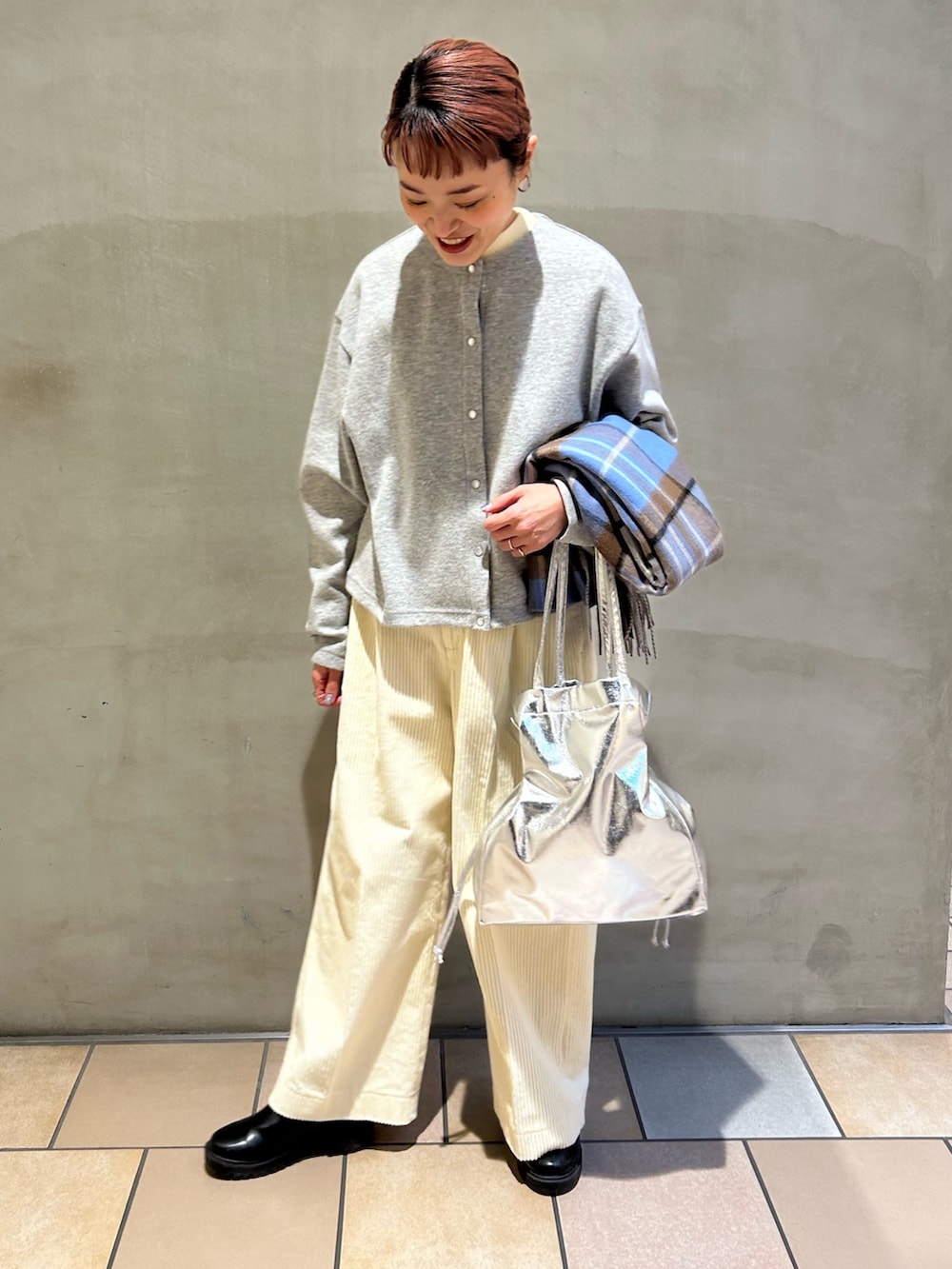 ブルー系のその他アウター、グレー系のカーディガン/ボレロ、ホワイト系のその他パンツを着用したレディースの冬コーディネートの5枚目の写真
