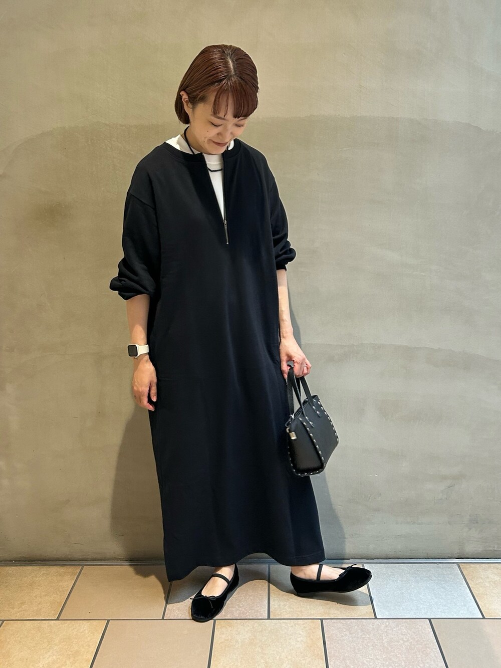 「レイヤードスタイル、きれいめカジュアル、楽チンコーデ、ゆるコーデ、ブラック、ワンピース、ロングワンピース、大人カジュアル、骨格ウェーブ、イエベ、ママコーデ」｜「URBAN RESEARCH DOORSのMini Lining One Piece（ワンピース、ブラック系）」を使った、mayouedaさん（レディース・156cm）の夏コーディネートの4枚目の写真