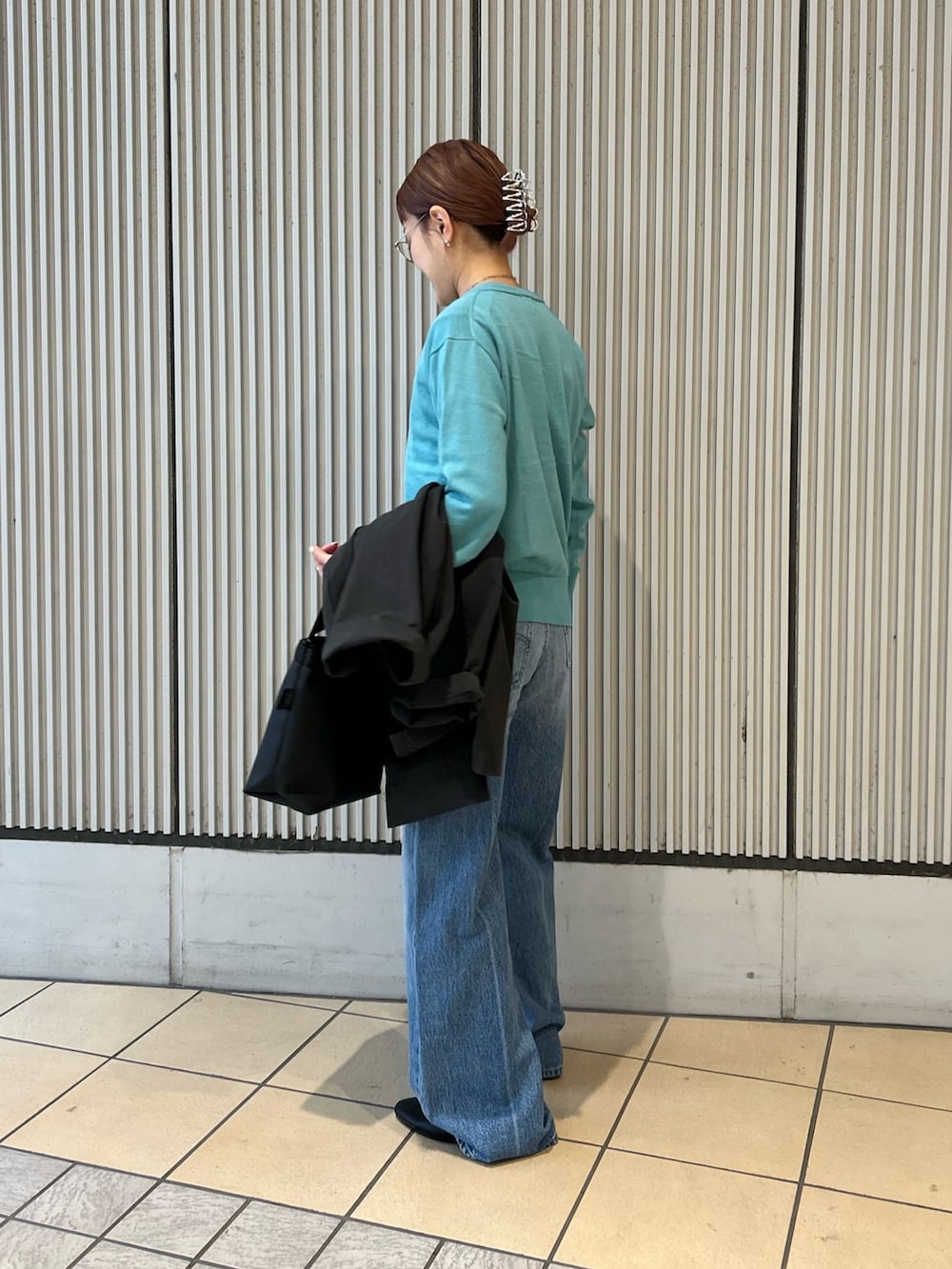 グレー系のその他アウター、ブルー系のデニムパンツ、ブラック系のその他シューズを着用したレディースの春コーディネートの4枚目の写真