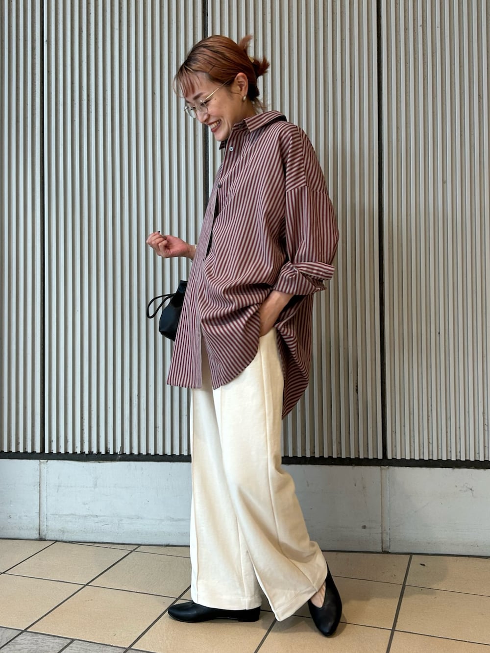 レッド系のシャツ/ブラウス、ホワイト系のその他パンツ、グレー系のTシャツ/カットソーを着用したレディースの夏コーディネートの2枚目の写真