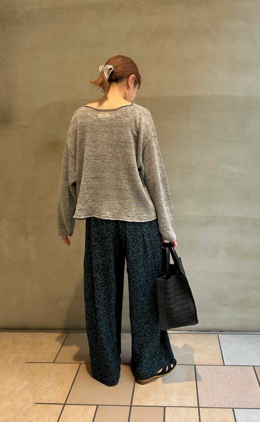 ブラック系のサンダル、ブルー系のその他パンツ、シルバー系のネックレスを着用したレディースの春コーディネートの3枚目の写真