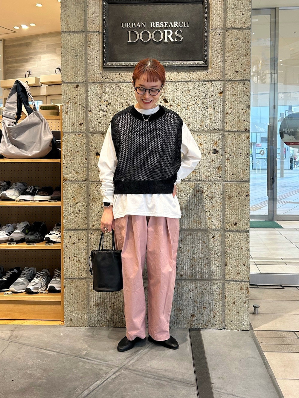 ブラック系のベスト、ホワイト系のTシャツ/カットソー、ピンク系のその他パンツを着用したレディースの春コーディネートの3枚目の写真