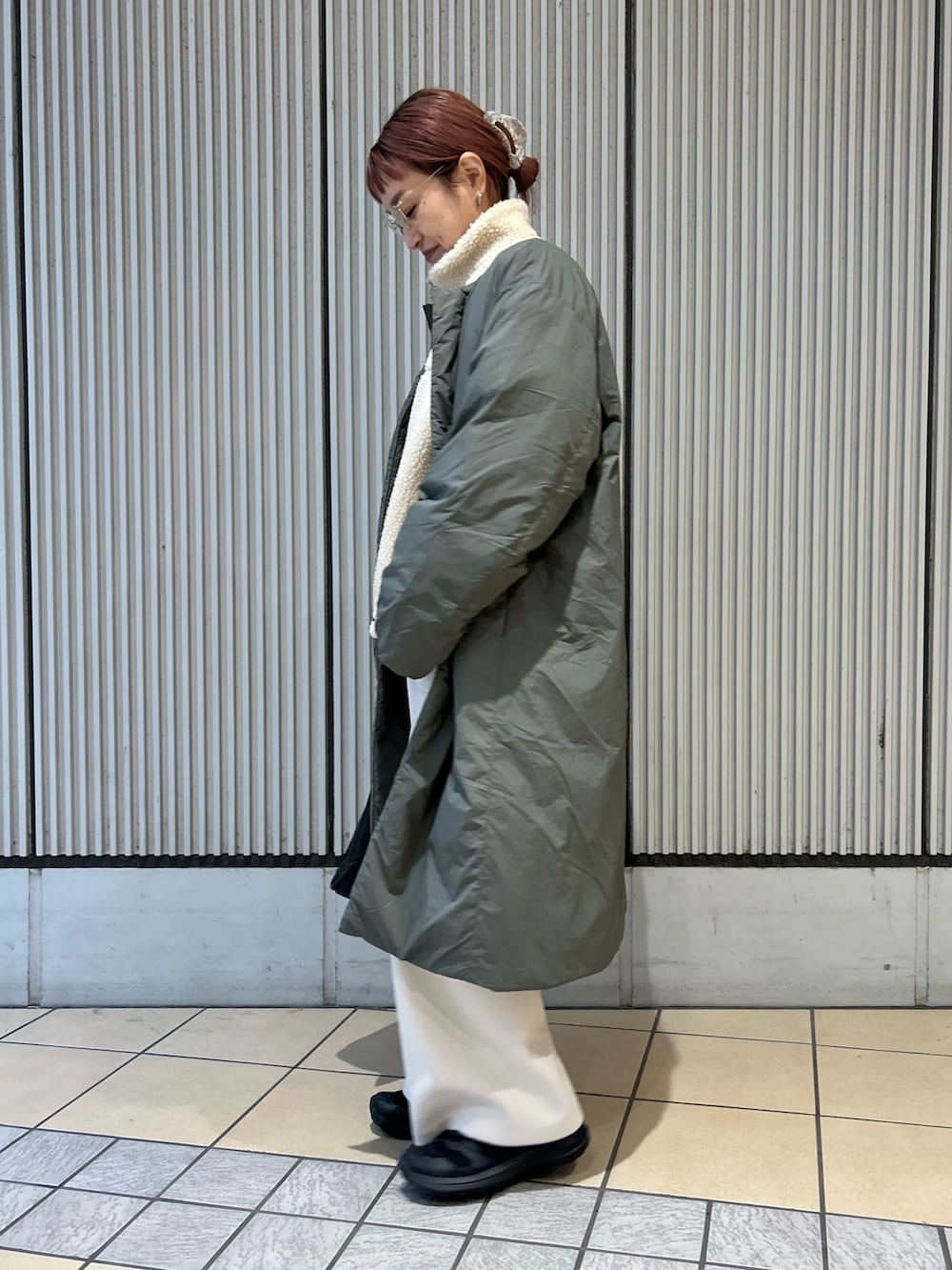 ホワイト系のベスト、グリーン系のその他アウター、ホワイト系のその他パンツを着用したレディースの秋コーディネートの2枚目の写真