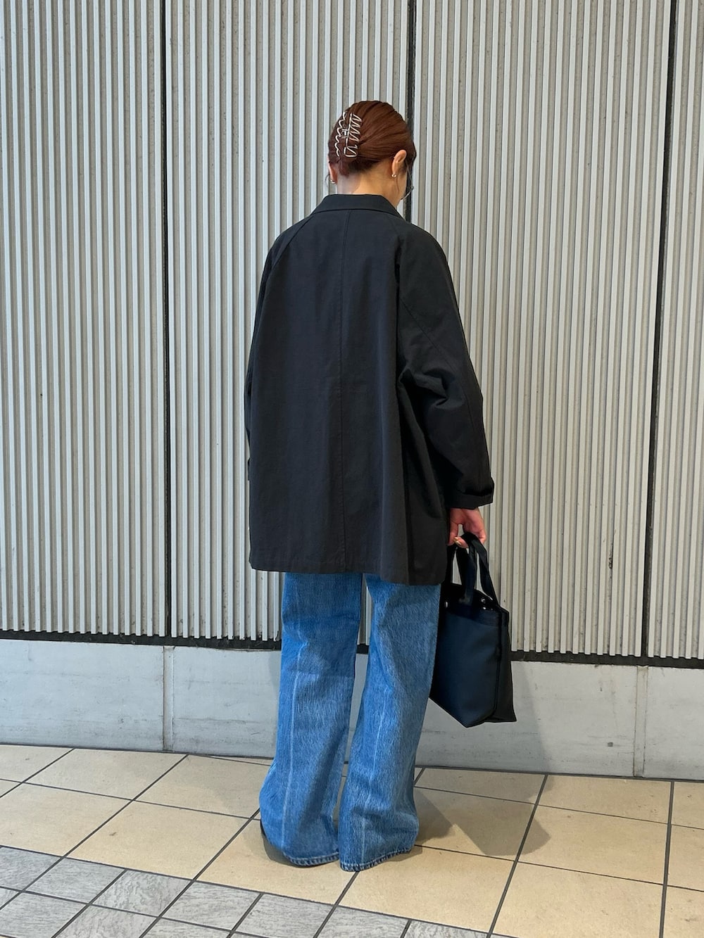 グレー系のその他アウター、ブルー系のデニムパンツ、ブラック系のその他シューズを着用したレディースの春コーディネートの2枚目の写真