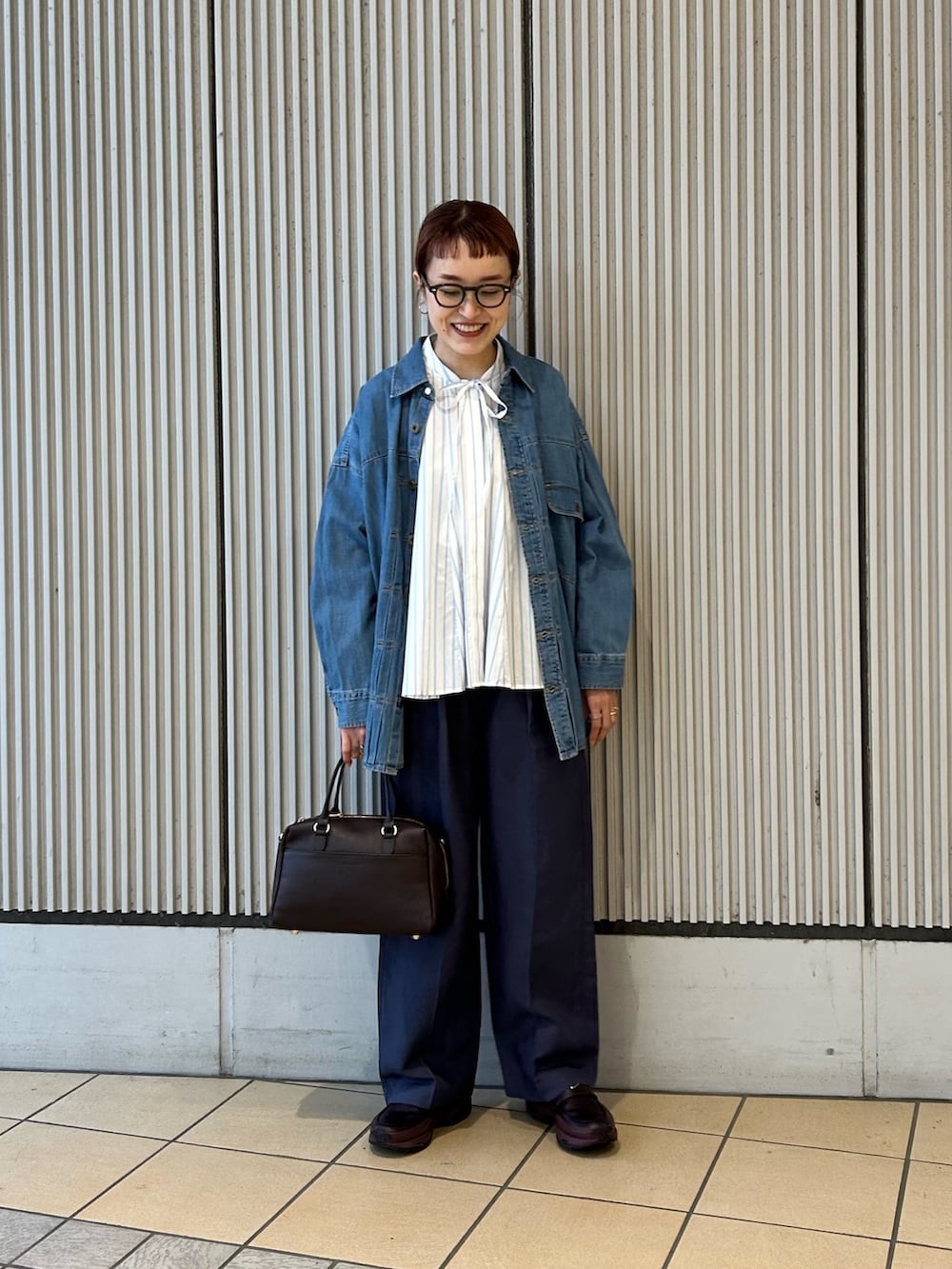 ホワイト系のシャツ/ブラウス、ブルー系のシャツ/ブラウス、ブラウン系のボストンバッグを着用したレディースの春コーディネートの3枚目の写真