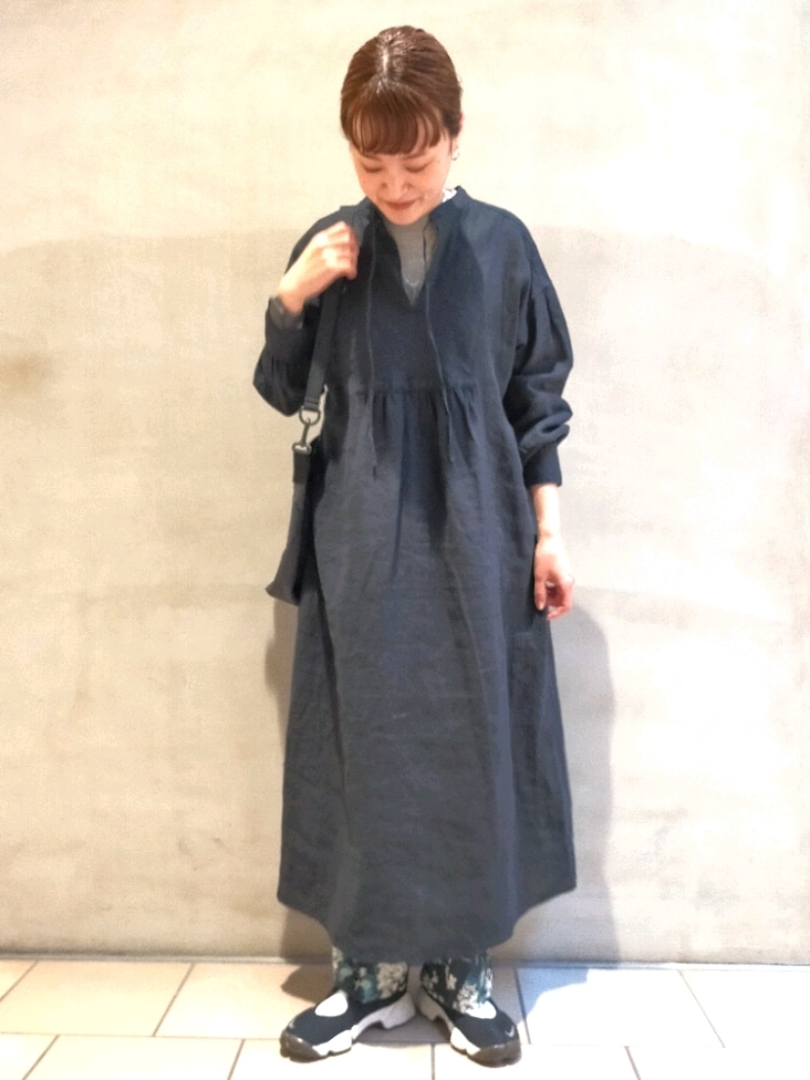 ブラック系のワンピース、ブラック系のその他パンツ、グレー系のTシャツ/カットソーを着用したレディースの春コーディネートの5枚目の写真