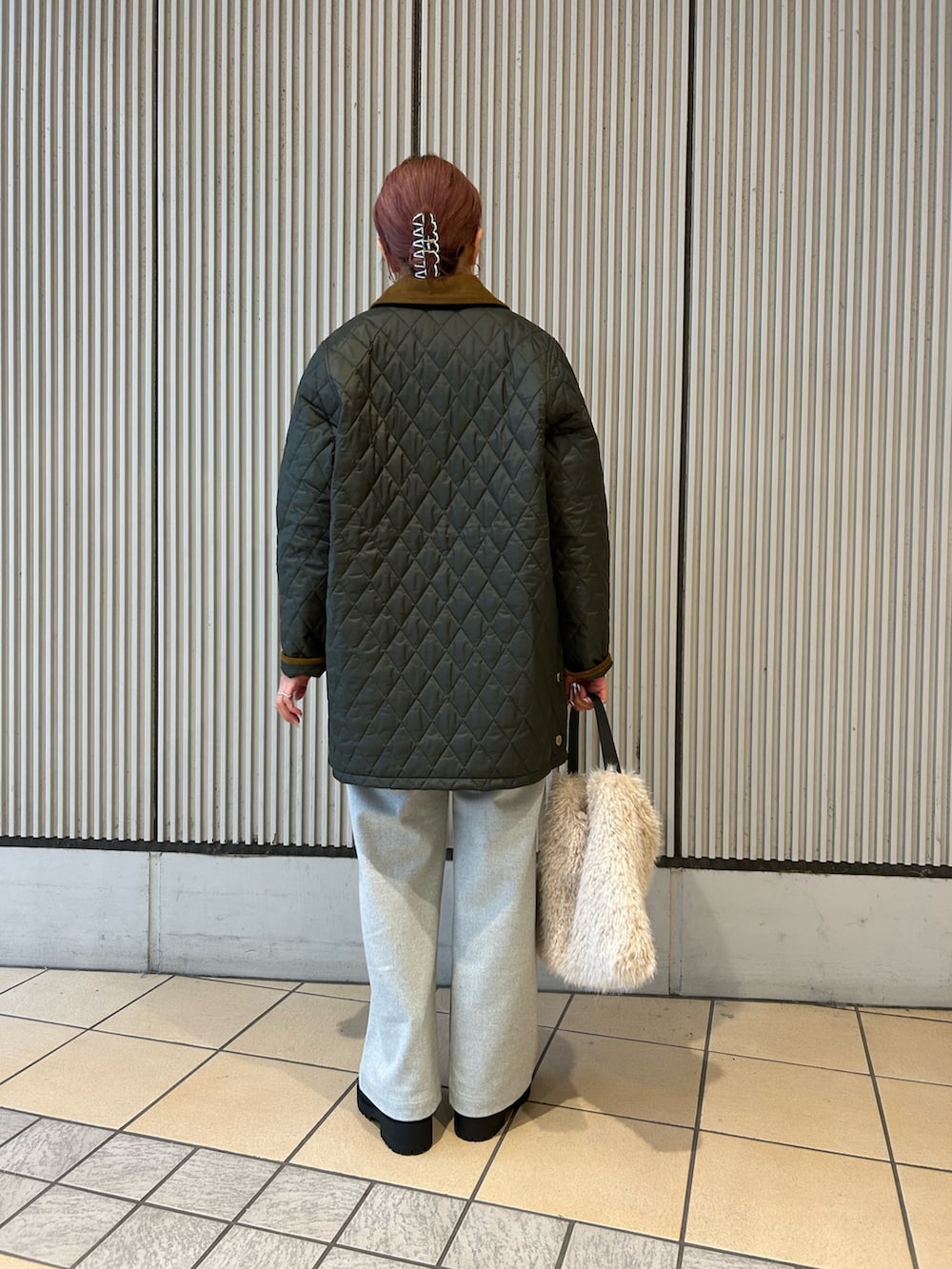 グレー系のその他パンツ、イエロー系のカーディガン/ボレロ、ブルー系のシャツ/ブラウスを着用したレディースの秋コーディネートの5枚目の写真