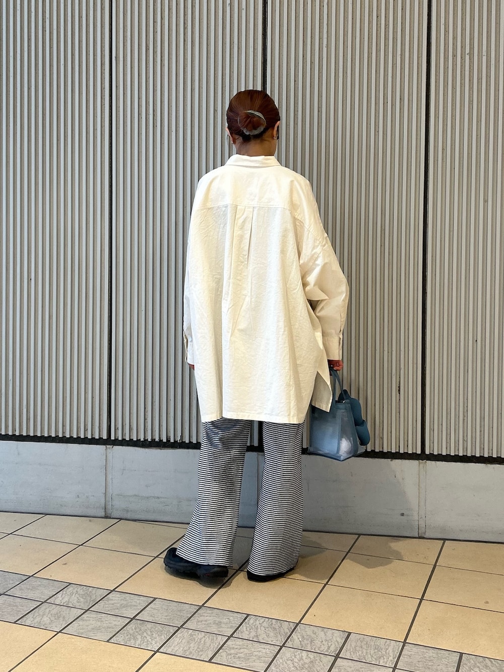 ホワイト系のシャツ/ブラウス、ブルー系のその他パンツ、ブルー系のハンドバッグを着用したレディースの冬コーディネートの3枚目の写真