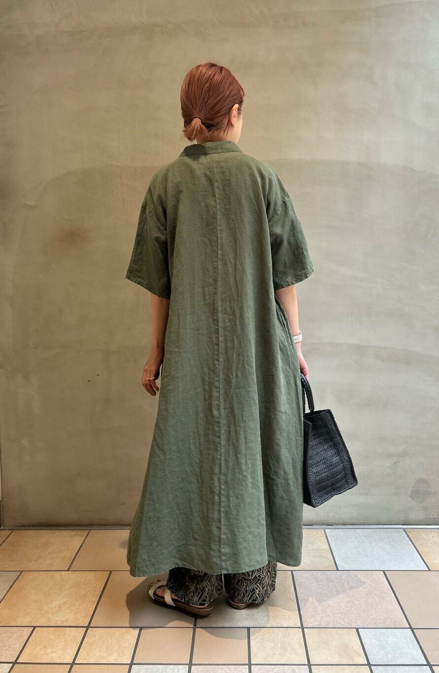ブラック系のハンドバッグ、グレー系のその他パンツ、グリーン系のワンピースを着用したレディースの夏コーディネートの2枚目の写真