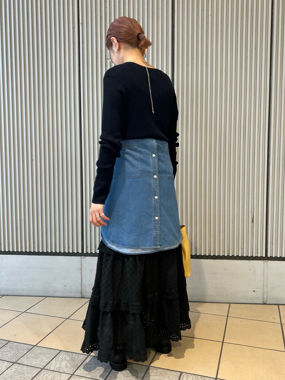ブルー系のニット/セーター、ブルー系のシャツ/ブラウス、ブラック系のスカートを着用したレディースの秋コーディネートの2枚目の写真