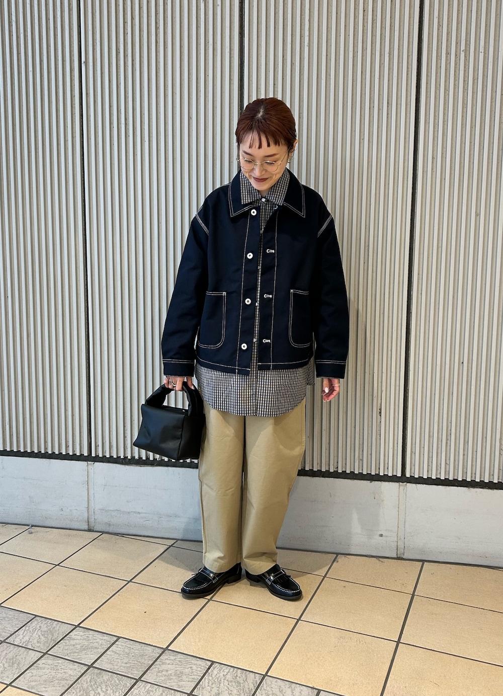 ブルー系のカバーオール、ブラック系のシャツ/ブラウス、ベージュ系のその他パンツを着用したレディースの冬コーディネートの4枚目の写真