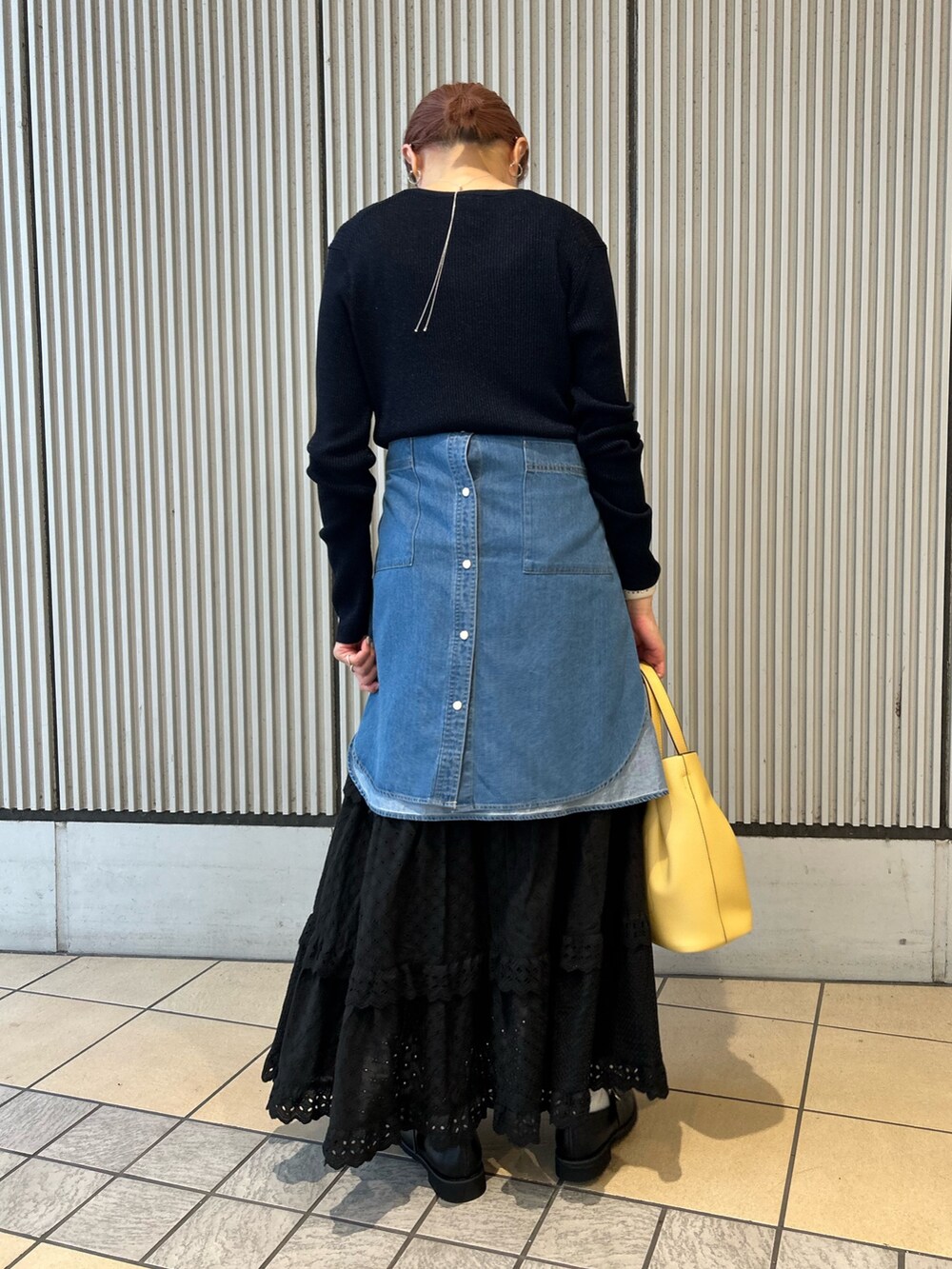 ブルー系のニット/セーター、ブルー系のシャツ/ブラウス、ブラック系のスカートを着用したレディースの秋コーディネートの3枚目の写真
