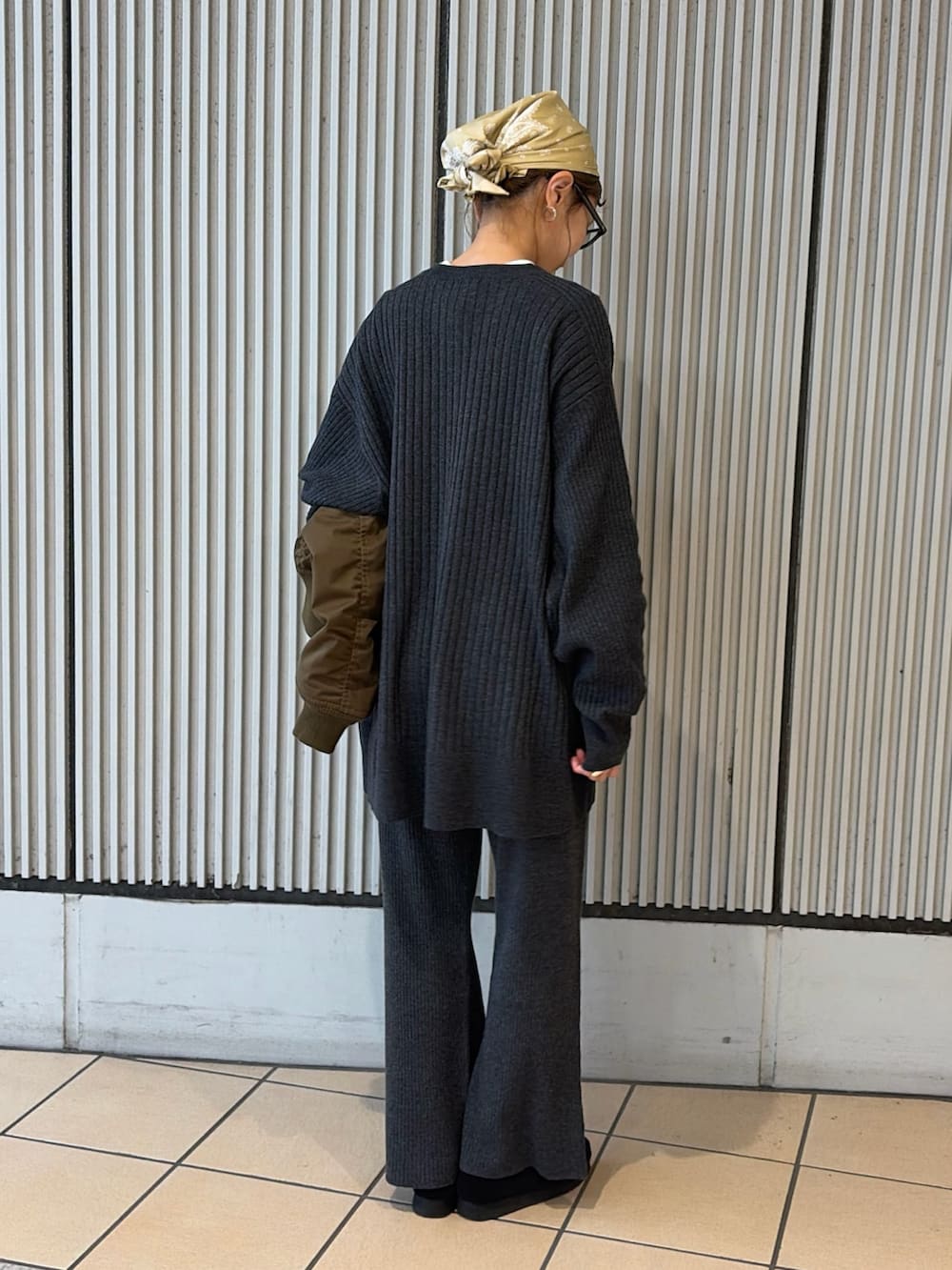 グレー系のその他パンツ、グリーン系のMA-1、ブラック系のトートバッグを着用したレディースの秋コーディネートの4枚目の写真