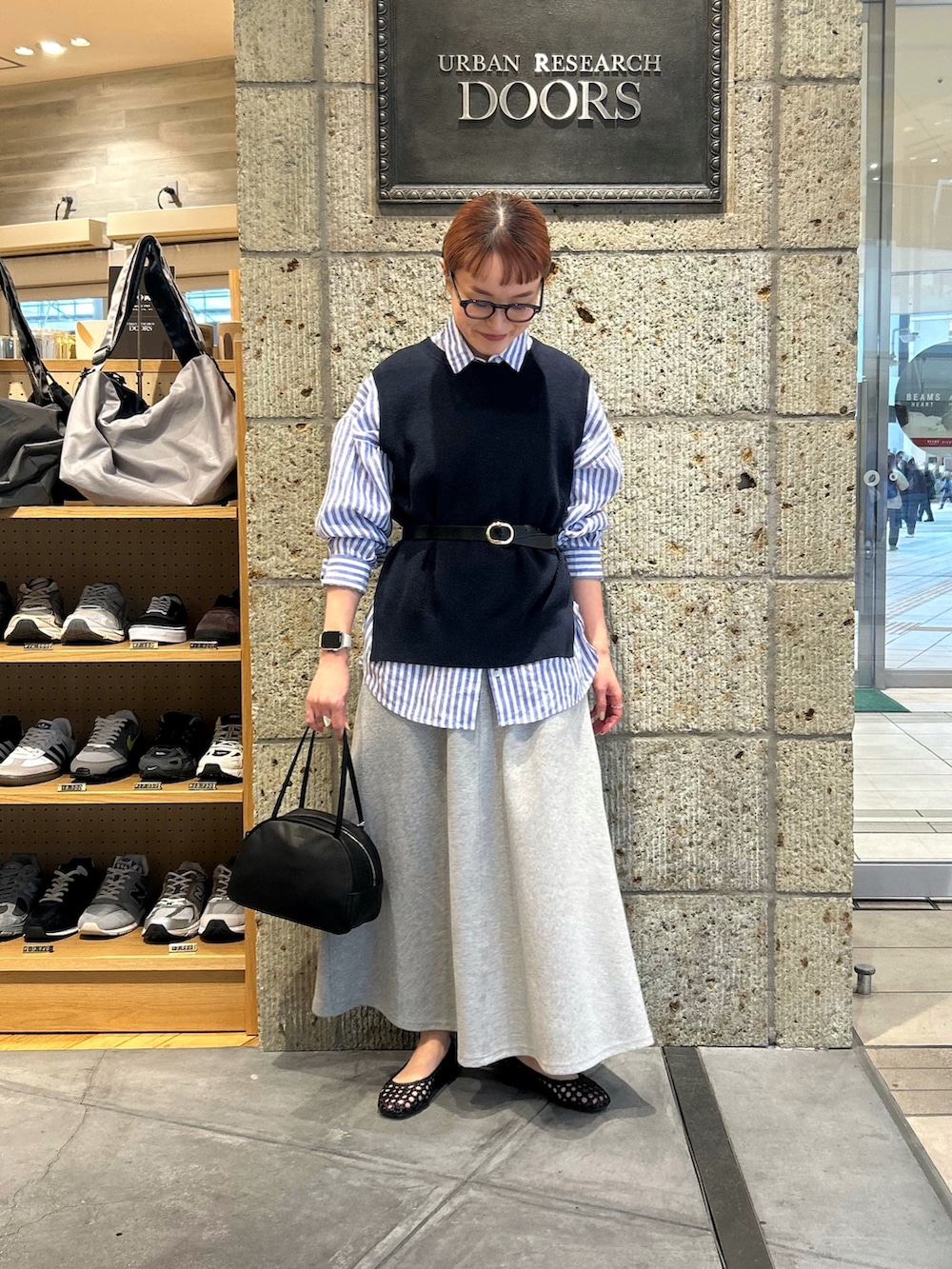 ブルー系のベスト、その他のシャツ/ブラウス、グレー系のスカートを着用したレディースの春コーディネートの4枚目の写真