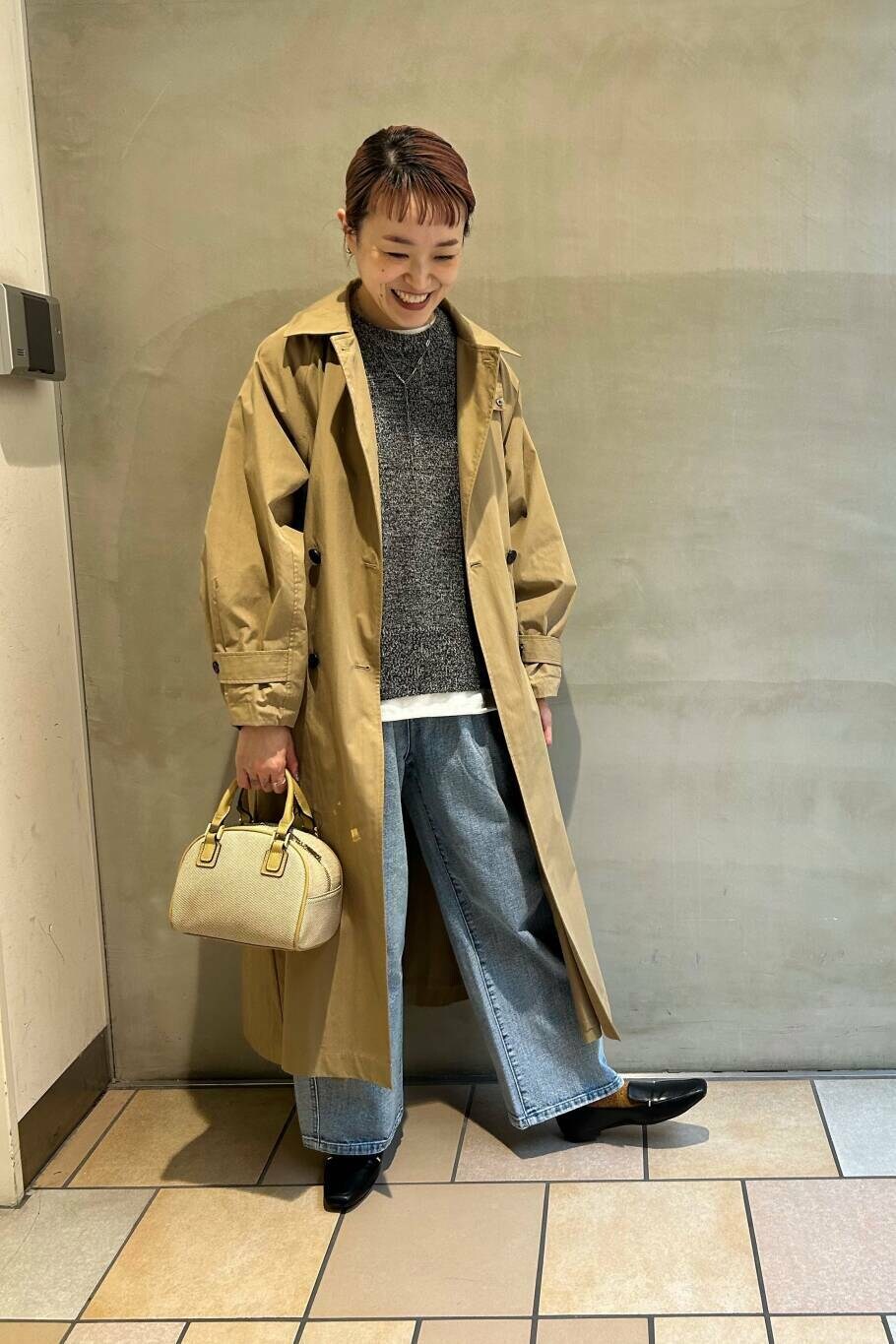 ブラック系のローファー、ホワイト系のTシャツ/カットソー、ブルー系のデニムパンツを着用したレディースの冬コーディネートの2枚目の写真