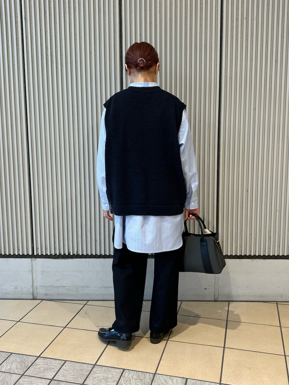 ブルー系のベスト、ブルー系のシャツ/ブラウス、ブラック系のその他パンツを着用したレディースの冬コーディネートの2枚目の写真