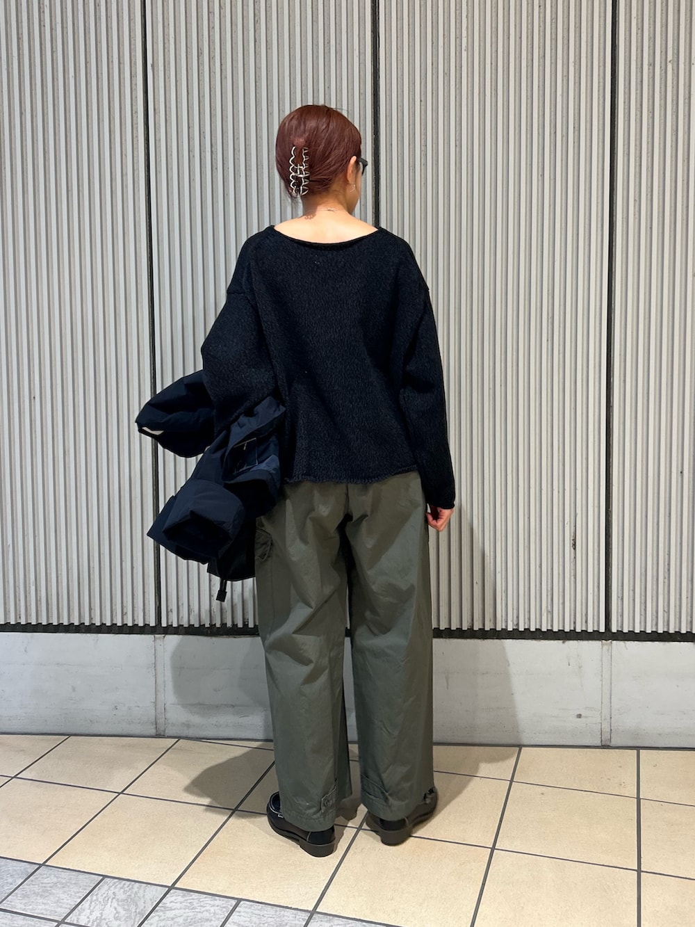 グリーン系のその他パンツ、ブルー系のその他アウター、ブラック系のニット/セーターを着用したレディースの冬コーディネートの4枚目の写真