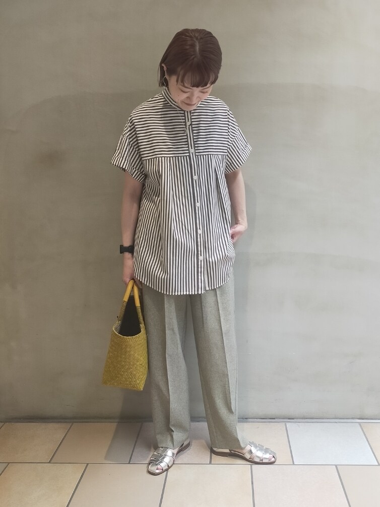 ブラック系のシャツ/ブラウス、グリーン系のその他パンツ、シルバー系のサンダルを着用したレディースの春コーディネートの5枚目の写真