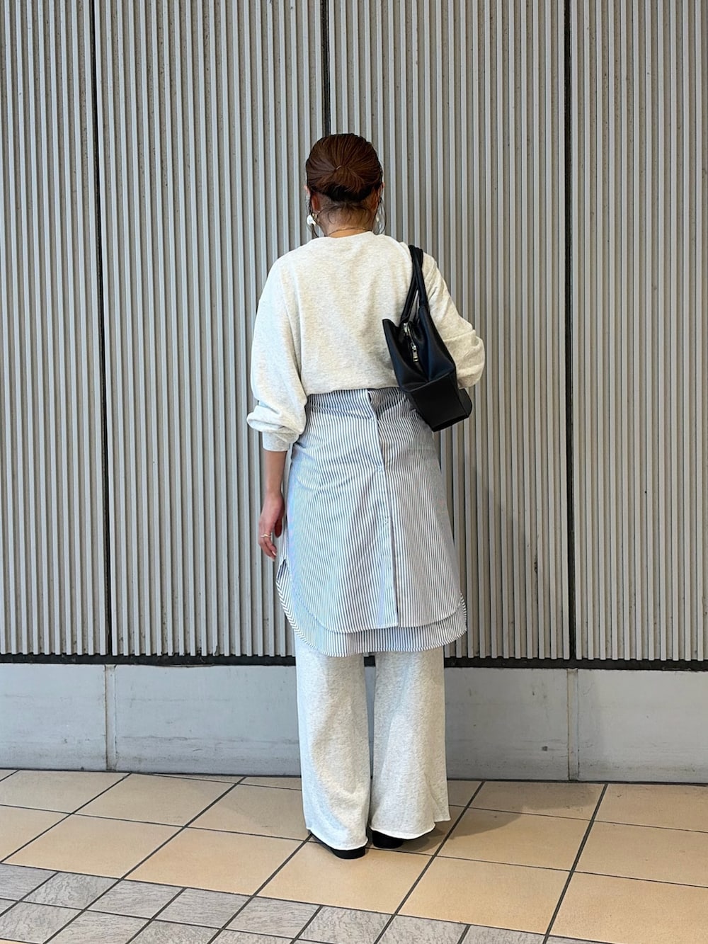 ホワイト系のスウェット、ホワイト系のその他パンツ、ブルー系のシャツ/ブラウスを着用したレディースの秋コーディネートの3枚目の写真