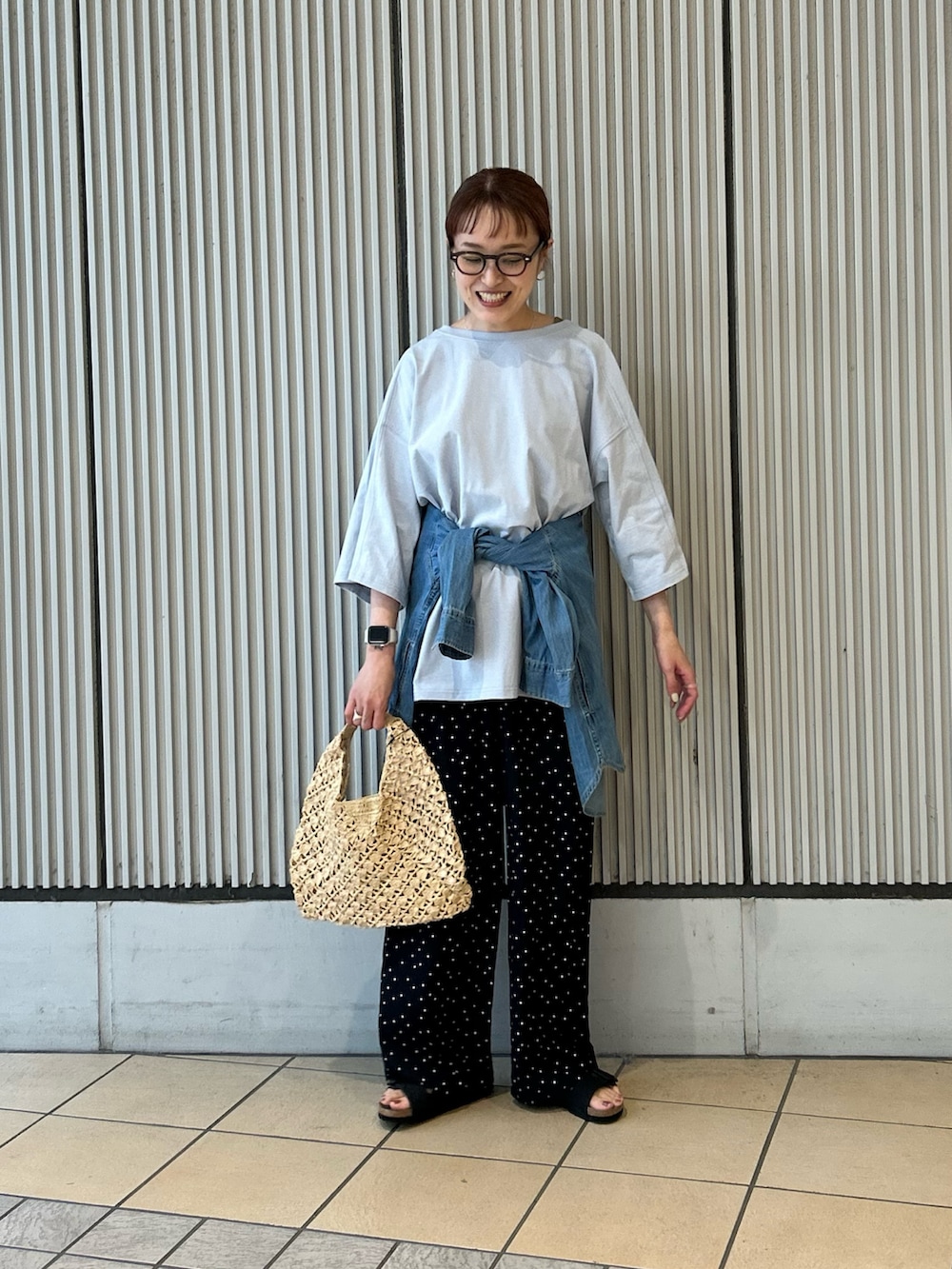 ブルー系のシャツ/ブラウス、ブルー系のその他パンツ、ブラック系のサンダルを着用したレディースの春コーディネートの3枚目の写真