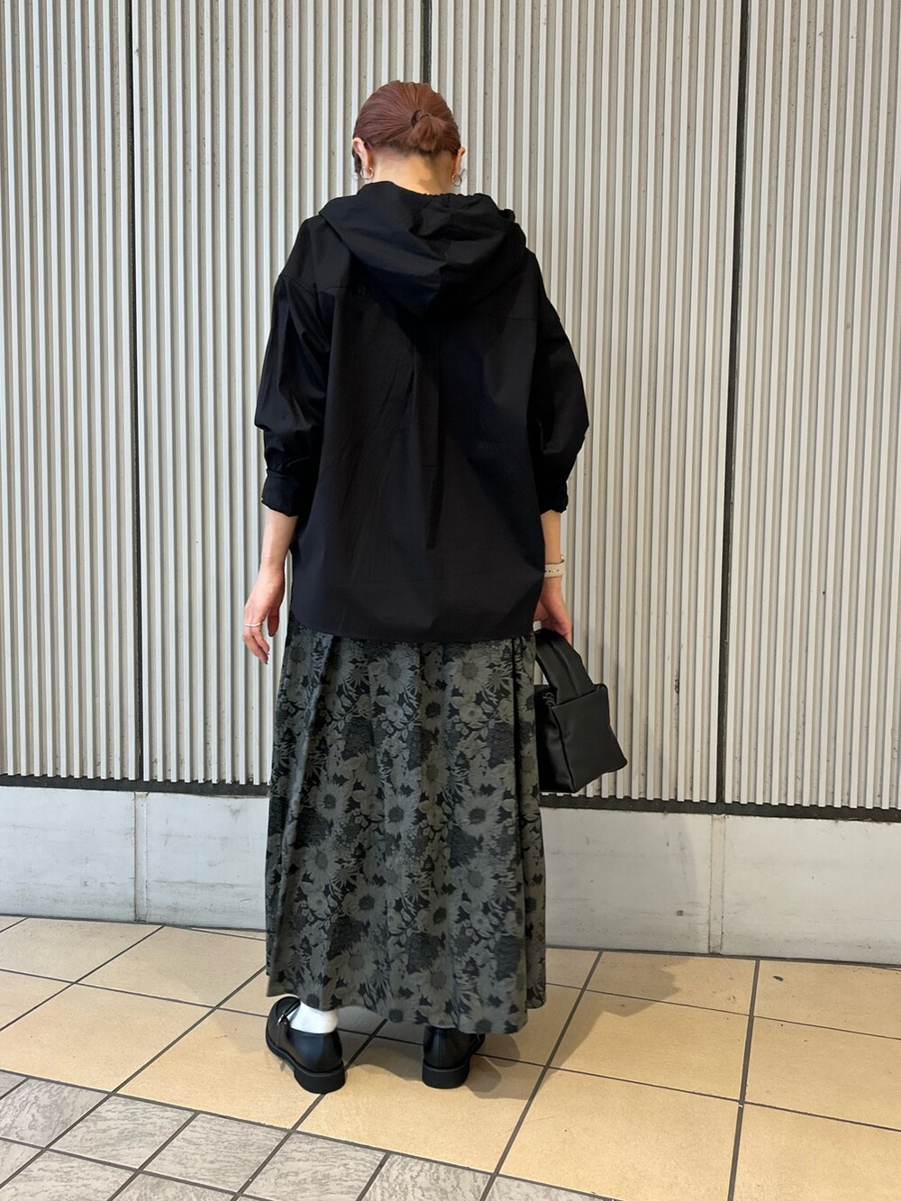 ブラック系のシャツ/ブラウス、グレー系のスカート、ブラック系のハンドバッグを着用したレディースの秋コーディネートの3枚目の写真
