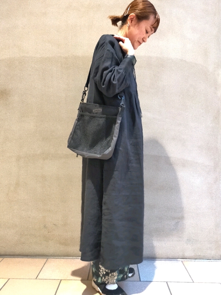 ブラック系のワンピース、ブラック系のその他パンツ、グレー系のTシャツ/カットソーを着用したレディースの春コーディネートの3枚目の写真