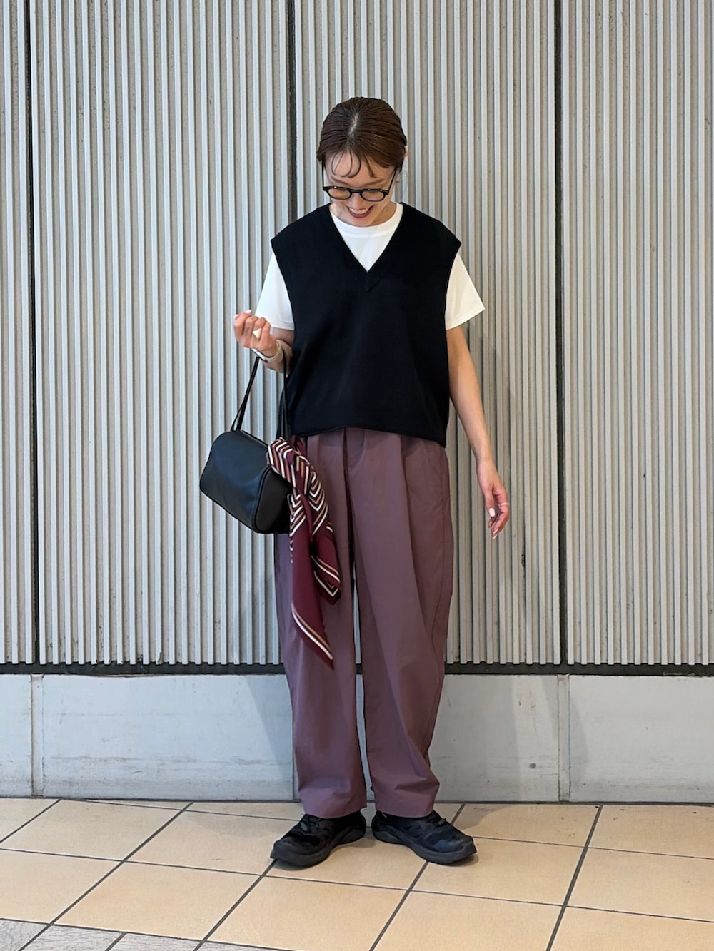 ブラック系のベスト、ホワイト系のTシャツ/カットソー、パープル系のその他パンツを着用したレディースの夏コーディネートの4枚目の写真