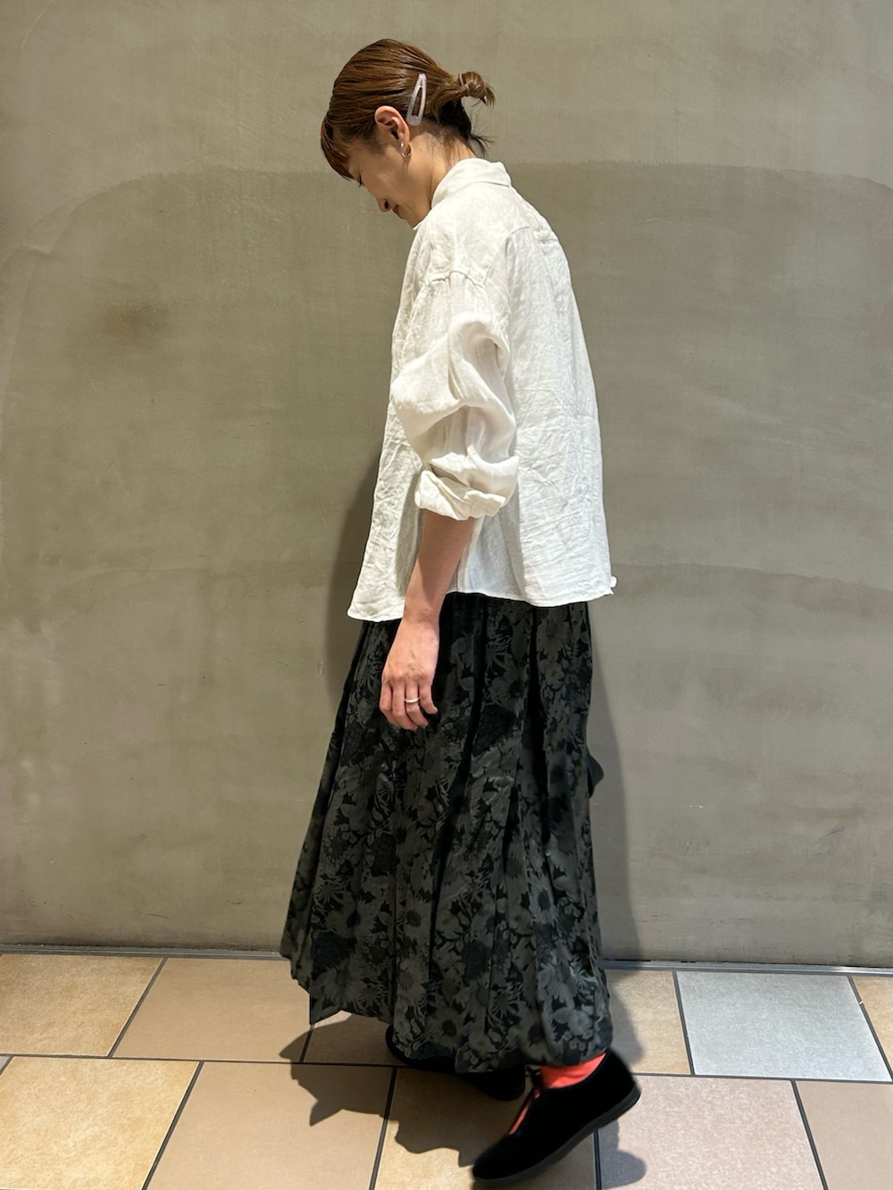 ホワイト系のシャツ/ブラウス、ブラック系のスカート、ブラック系のバッグを着用したレディースの夏コーディネートの3枚目の写真