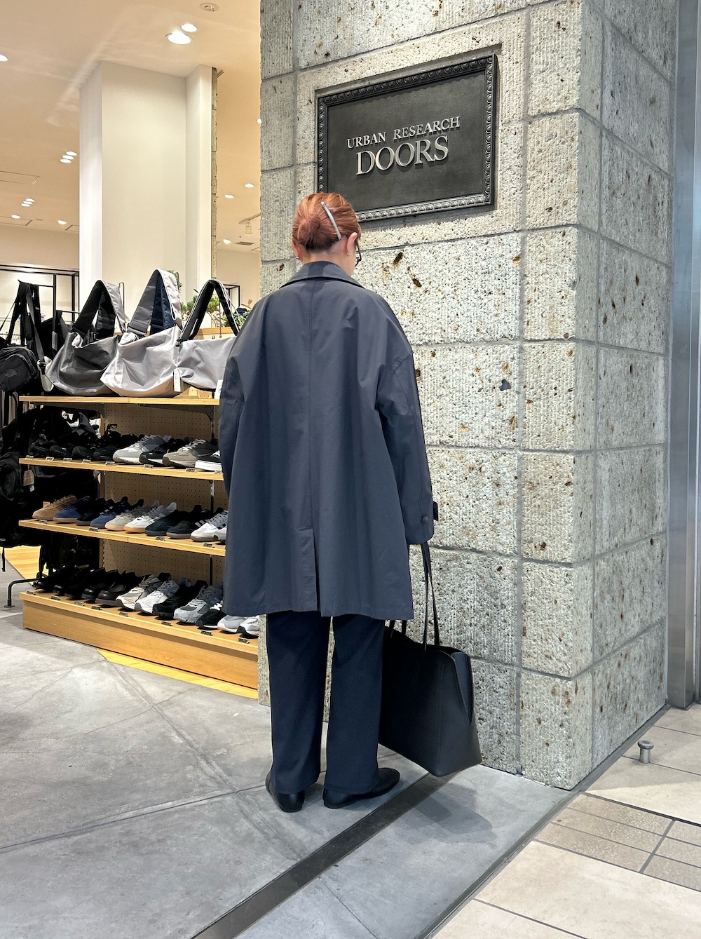 ブルー系のシャツ/ブラウス、ブルー系のその他パンツ、ブラック系のその他シューズを着用したレディースの春コーディネートの5枚目の写真