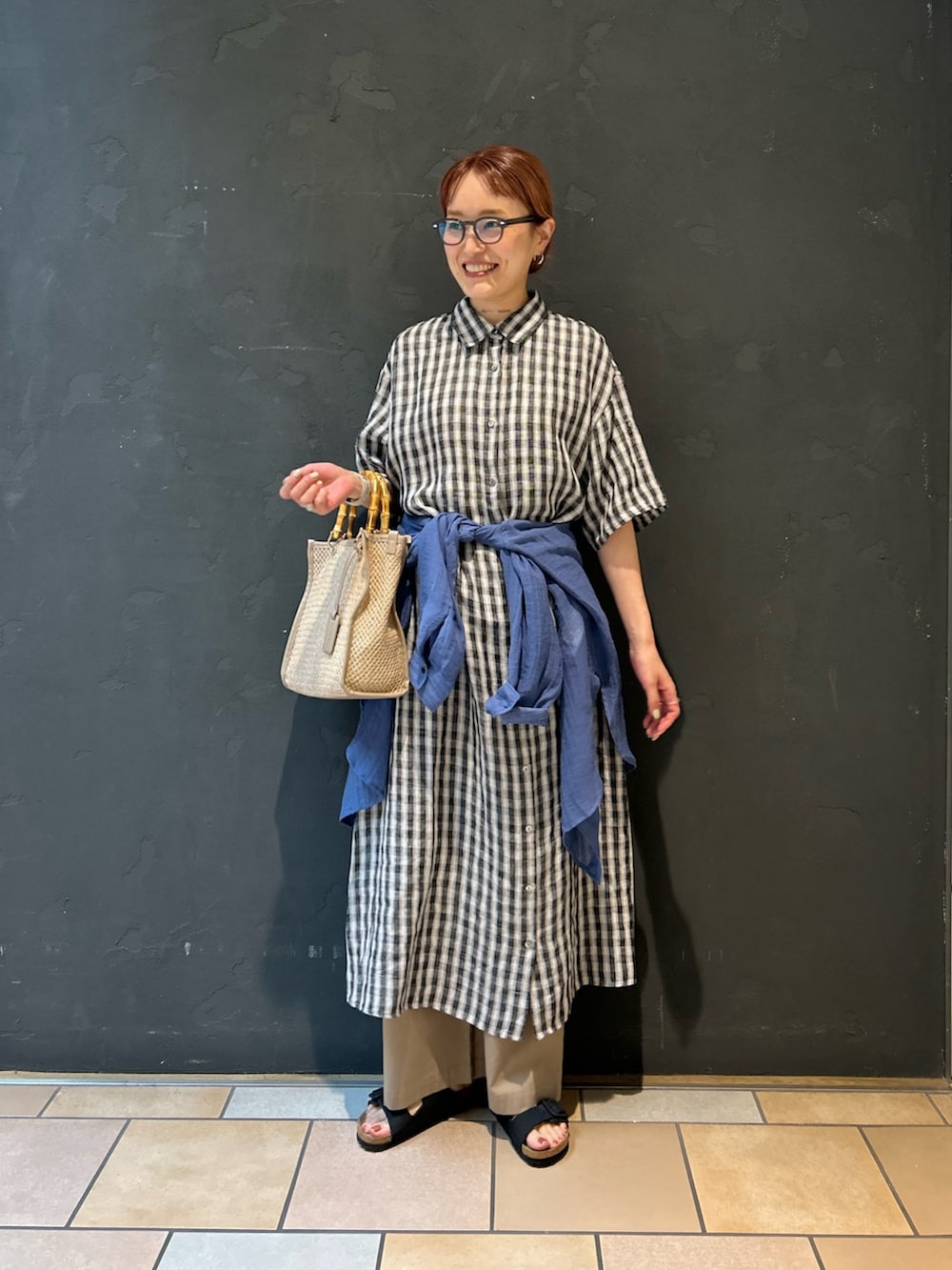その他のワンピース、ベージュ系のその他パンツ、ベージュ系のショルダーバッグを着用したレディースの春コーディネートの3枚目の写真