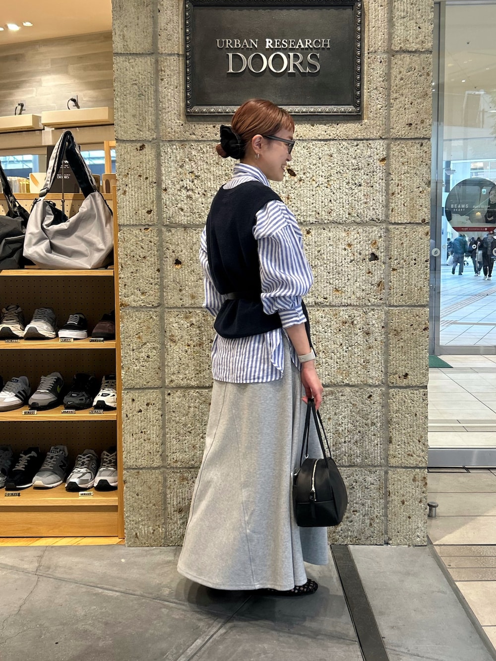 ブルー系のベスト、その他のシャツ/ブラウス、グレー系のスカートを着用したレディースの春コーディネートの2枚目の写真