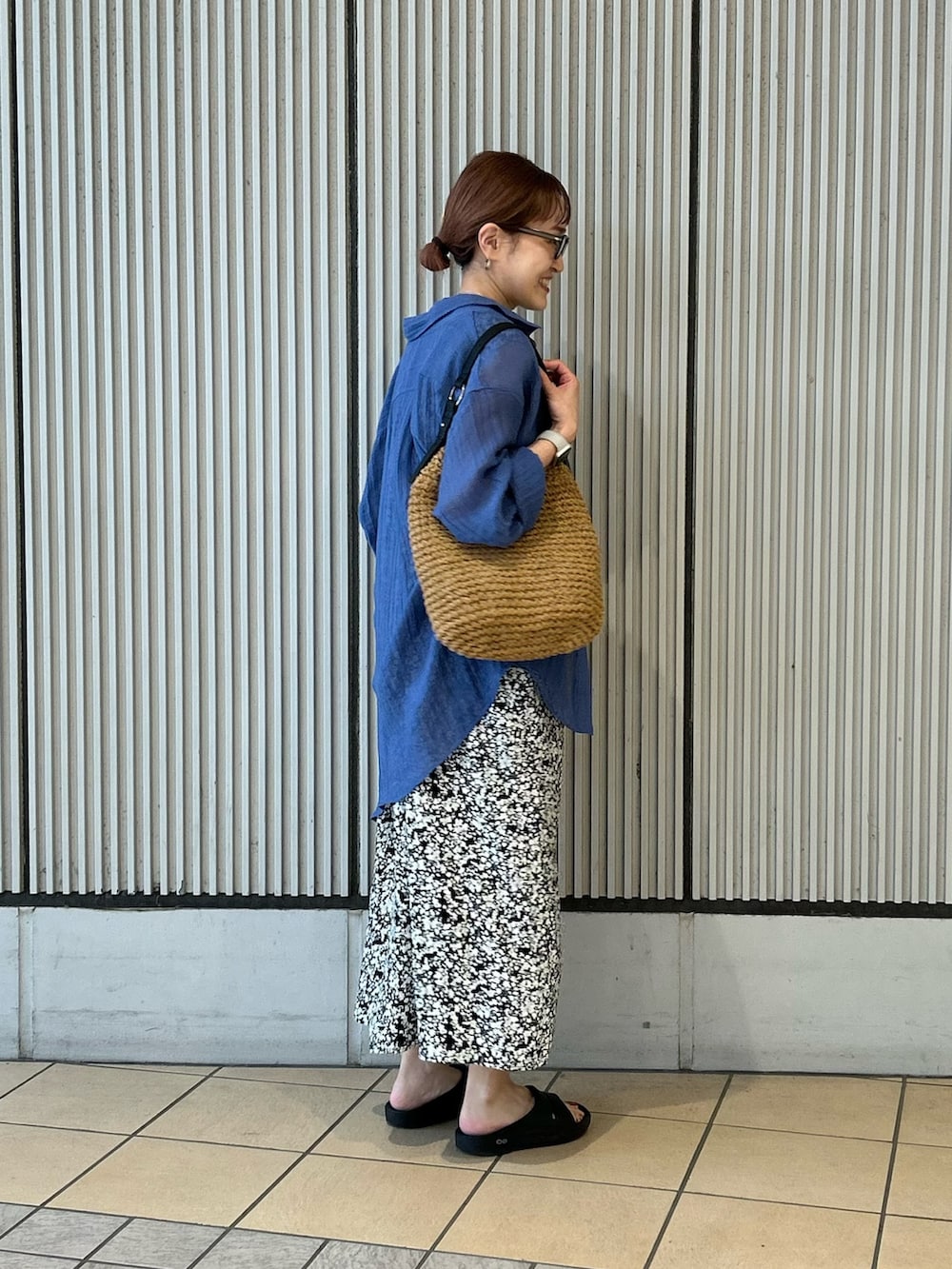 ブラック系のワンピース、ブルー系のシャツ/ブラウス、イエロー系のトートバッグを着用したレディースの夏コーディネートの2枚目の写真