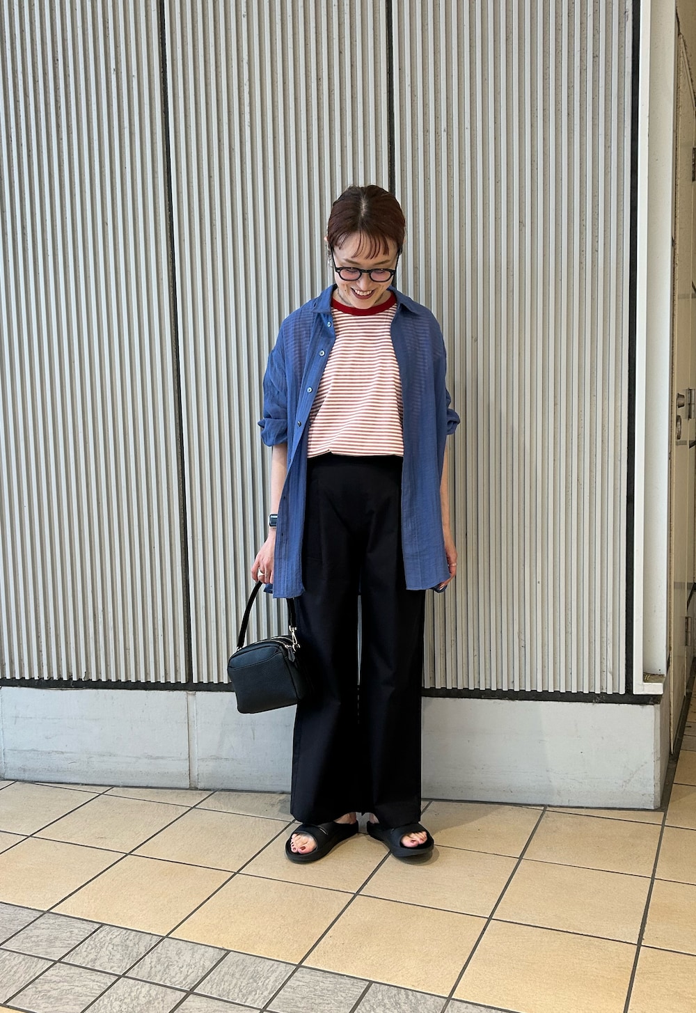 ブラック系のその他パンツ、ブラック系のショルダーバッグ、ブルー系のシャツ/ブラウスを着用したレディースの春コーディネートの3枚目の写真